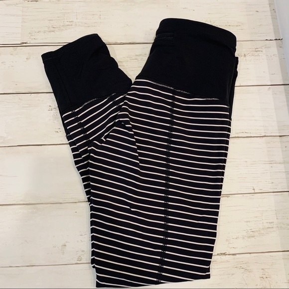Runday striped crop black white SIZE 4 Lululemon - Picture 4 of 8